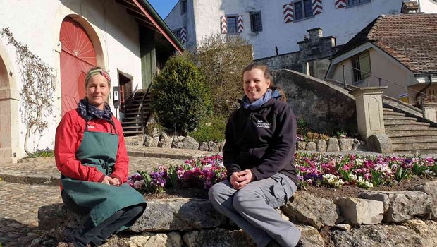 Die Gärtnerinnen Tanya van der Laan und Melissa Gögele (rechts) lieben ihren Arbeitsplatz auf Schloss Wildegg. (Bild Ruth Aerni)
