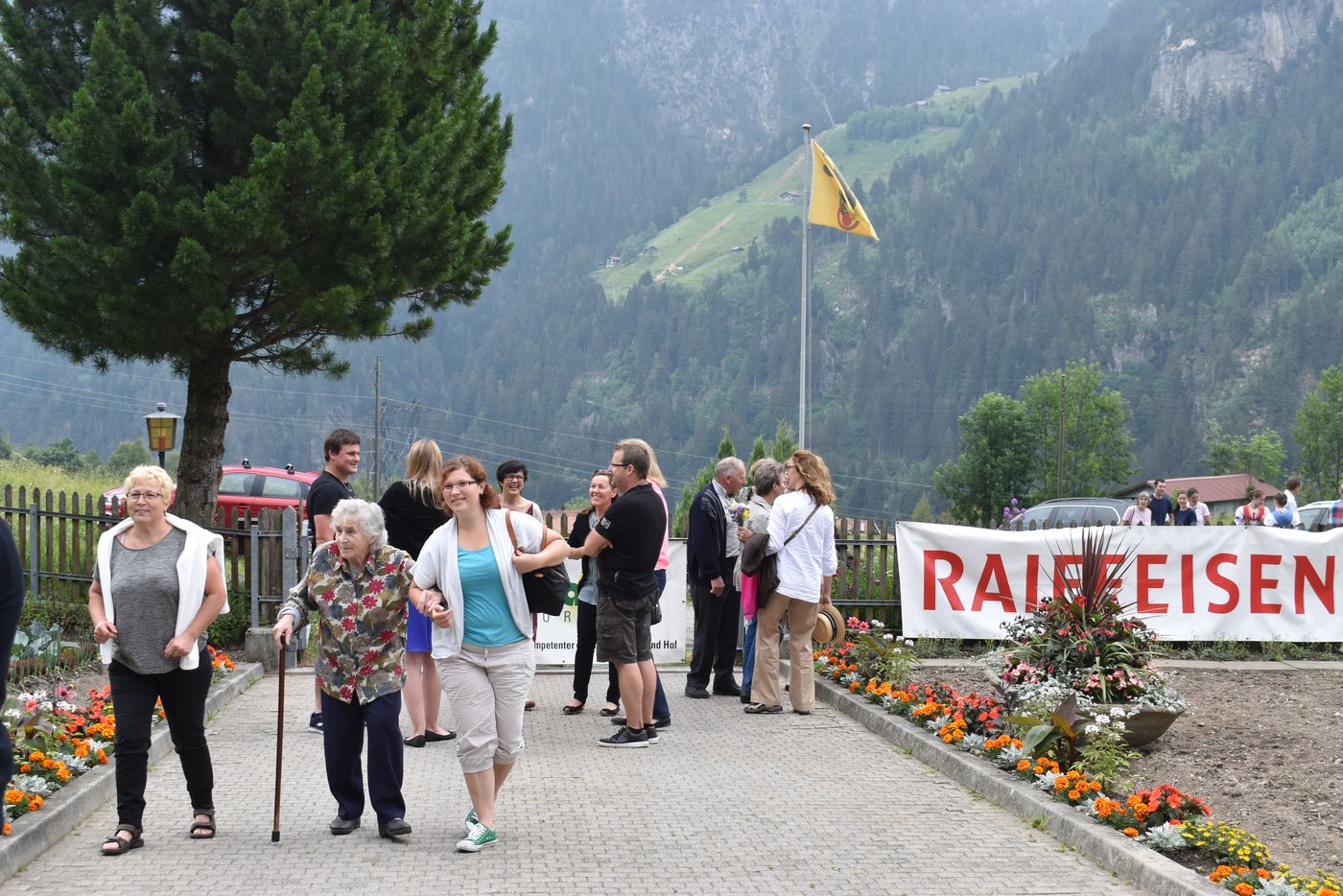 Nebst vielen Angehörigen...