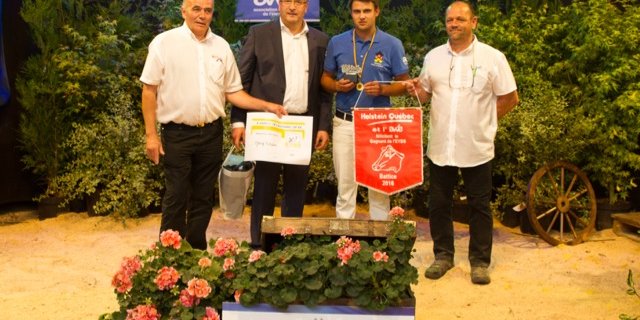 Jungzüchter Europameister Kilian Pfulg aus Romoos an der Siegerehrung. (Bild zVg)