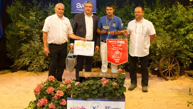 Jungzüchter Europameister Kilian Pfulg aus Romoos an der Siegerehrung. (Bild zVg)