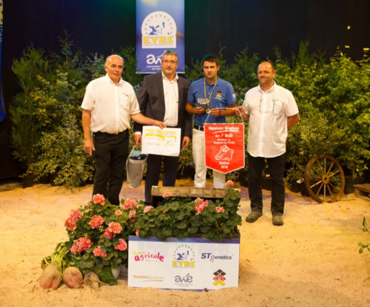 Jungzüchter Europameister Kilian Pfulg aus Romoos an der Siegerehrung. (Bild zVg)