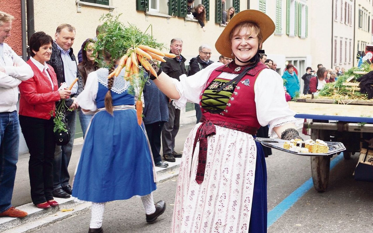 Werbung für die Schweizer Landwirtschaft: Bea Schneider verteilt am Olma-Umzug Rüebli und Kuchen, eine von vielen Nicht-Bäuerinnen in Landfrauenorganisationen.