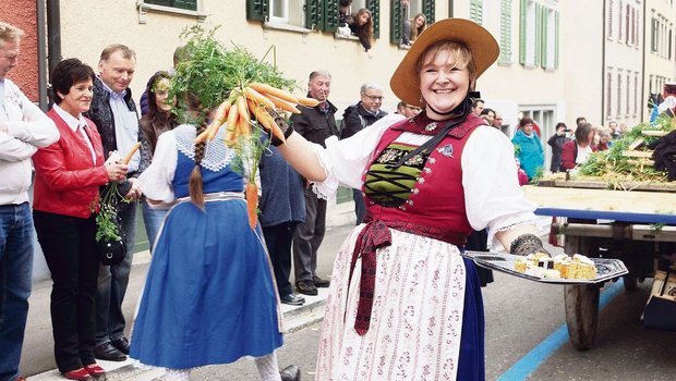 Werbung für die Schweizer Landwirtschaft: Bea Schneider verteilt am Olma-Umzug Rüebli und Kuchen, eine von vielen Nicht-Bäuerinnen in Landfrauenorganisationen.