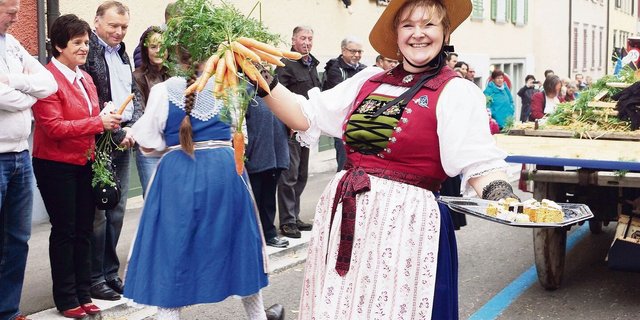 Werbung für die Schweizer Landwirtschaft: Bea Schneider verteilt am Olma-Umzug Rüebli und Kuchen, eine von vielen Nicht-Bäuerinnen in Landfrauenorganisationen.