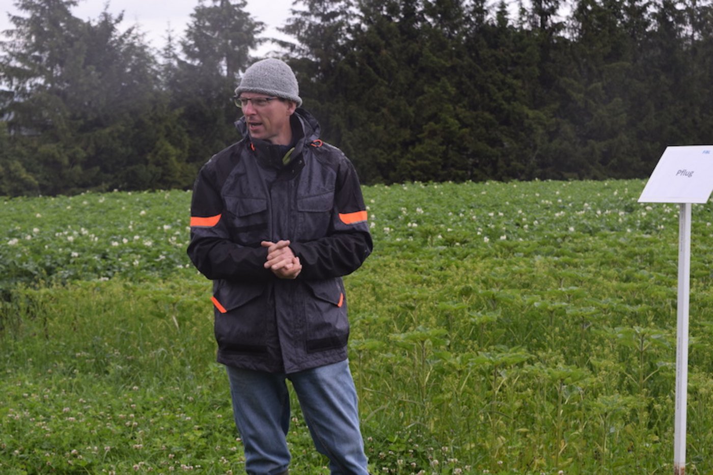 Daniel Böhler, FiBL, erläuterte bei strömendem Regen die Erkenntnisse verschiedener Bodenbearbeitungsverfahren. 