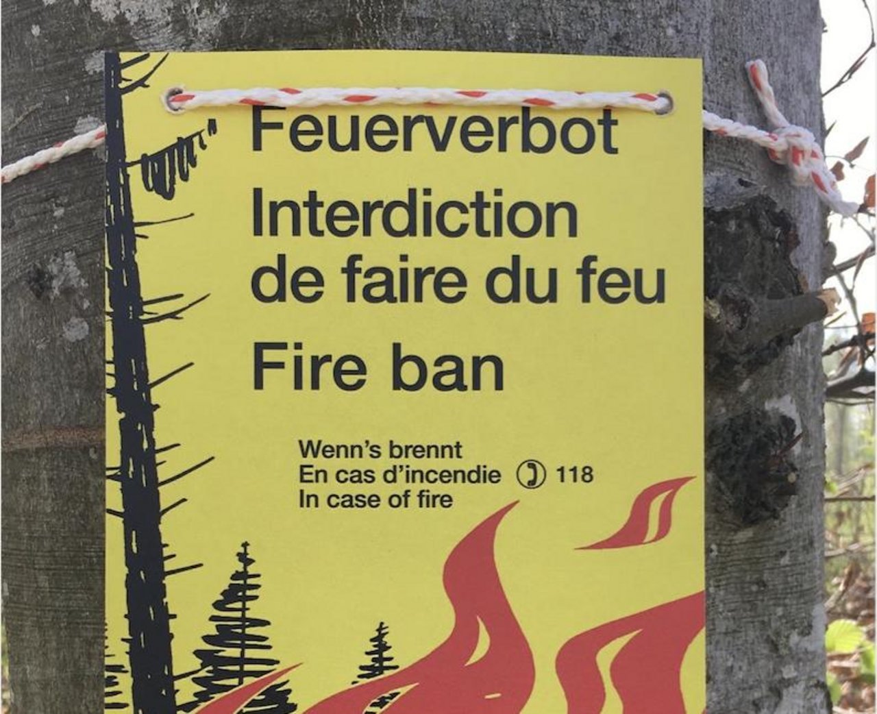 Im Kanton Bern weisen Schilder an Feuerstellen auf das derzeitige Feuerverbot hin. (Bild jsc)
