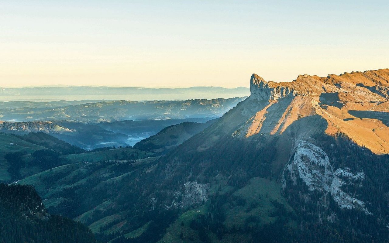 Aus der Kindheit von Schosi gibt es keine Fotos. Das Bild zeigt die Region der Alp Laubersmad, wo sie als Kind auf die Alp ging.