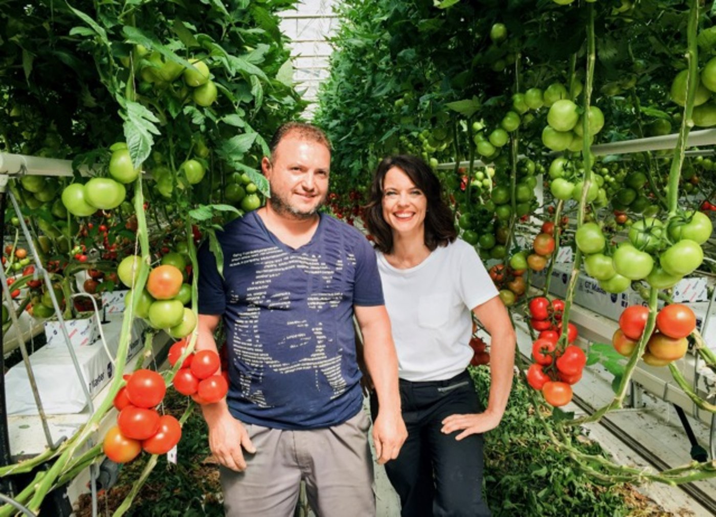 Mona Vetsch mit dem Gewächshausvorarbeiter Manuel De Sousa.