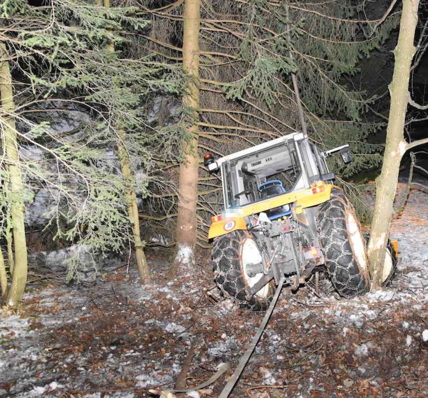 Nach 30 Metern Hang abwärts blieb der Traktor stecken.  