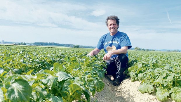 «Es wurde noch nie ein so grosser Teil der Kartoffeln so spät gepflanzt», sagt Ruedi Fischer. Trotzdem: Das Feld in Bätterkinden BE sieht gut aus.