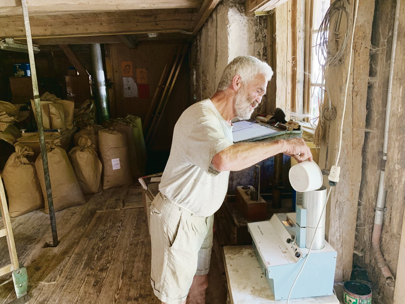 Ruedi Bucheli analysiert in der «Müli» den Feuchtegehalt des angelieferten Urdinkels.  