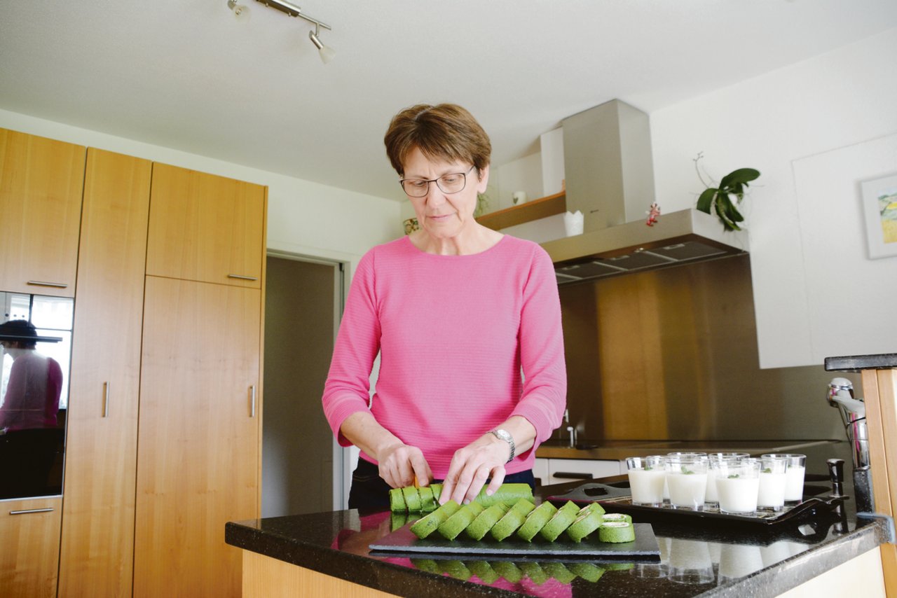 Ruth Stalder hat Spinatrouladen mit Frischkäse und Sbrinz sowie eine Holunderblütencreme zubereitet. Bevor sie die Gerichte ins Lager nach Neuenkirch bringt, schneidet sie die Rouladen bereits fixfertig auf.(Bild Andrea Gysin)