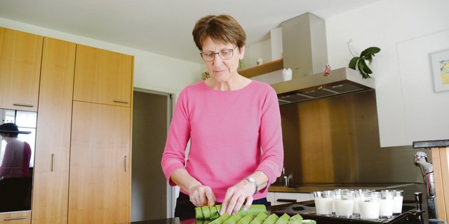 Ruth Stalder hat Spinatrouladen mit Frischkäse und Sbrinz sowie eine Holunderblütencreme zubereitet. Bevor sie die Gerichte ins Lager nach Neuenkirch bringt, schneidet sie die Rouladen bereits fixfertig auf.(Bild Andrea Gysin)