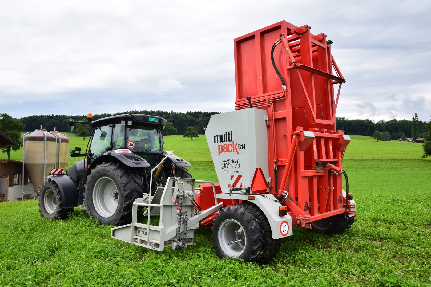 Ein Traktor mit mindestens 60 PS ist nötig, um den Ballenbündler zu ziehen. (Bild Lisa McKenna)