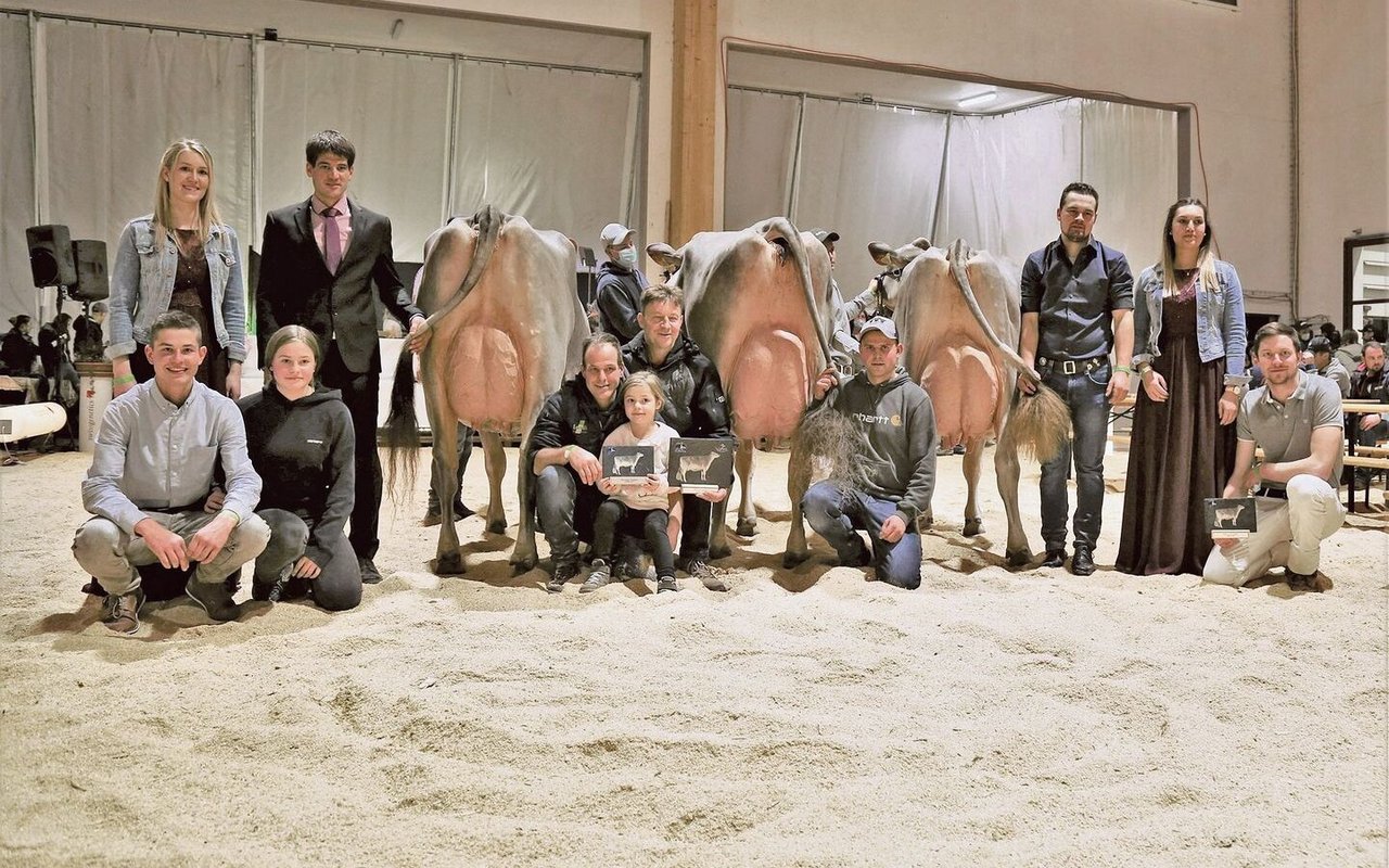 Die Tierbesitzer und das Richterteam freuen sich: Champion Silvana von Koni Pfulg, Franz und Pascal Felder (m.), Reserve Jandara von Beni Schmid (l.) und Bonita von Josef Portmann.