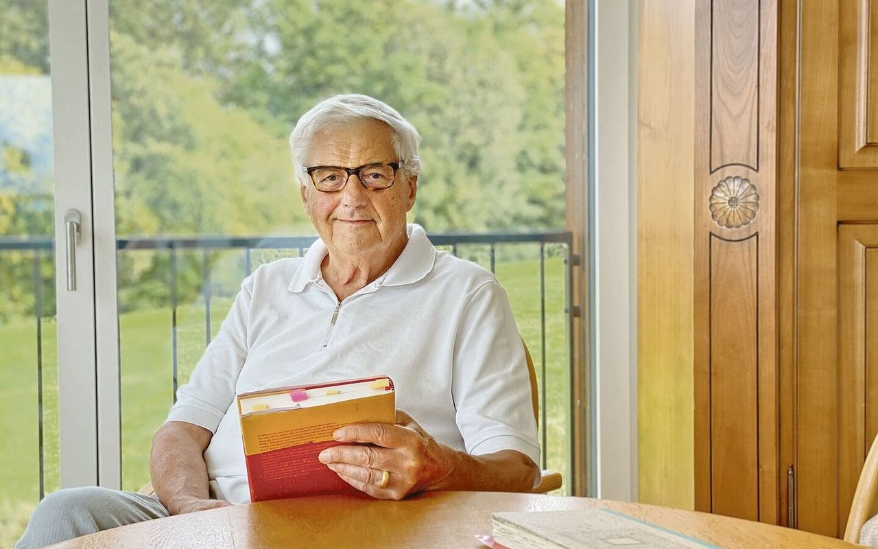 Hansjörg Häberli in der neuen Wohnung, die er im Sommer mit seiner Frau bezogen hat. An den Texten für sein Buch schrieb er rund zehn Jahre. 
