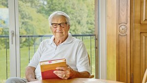 Hansjörg Häberli in der neuen Wohnung, die er im Sommer mit seiner Frau bezogen hat. An den Texten für sein Buch schrieb er rund zehn Jahre. 