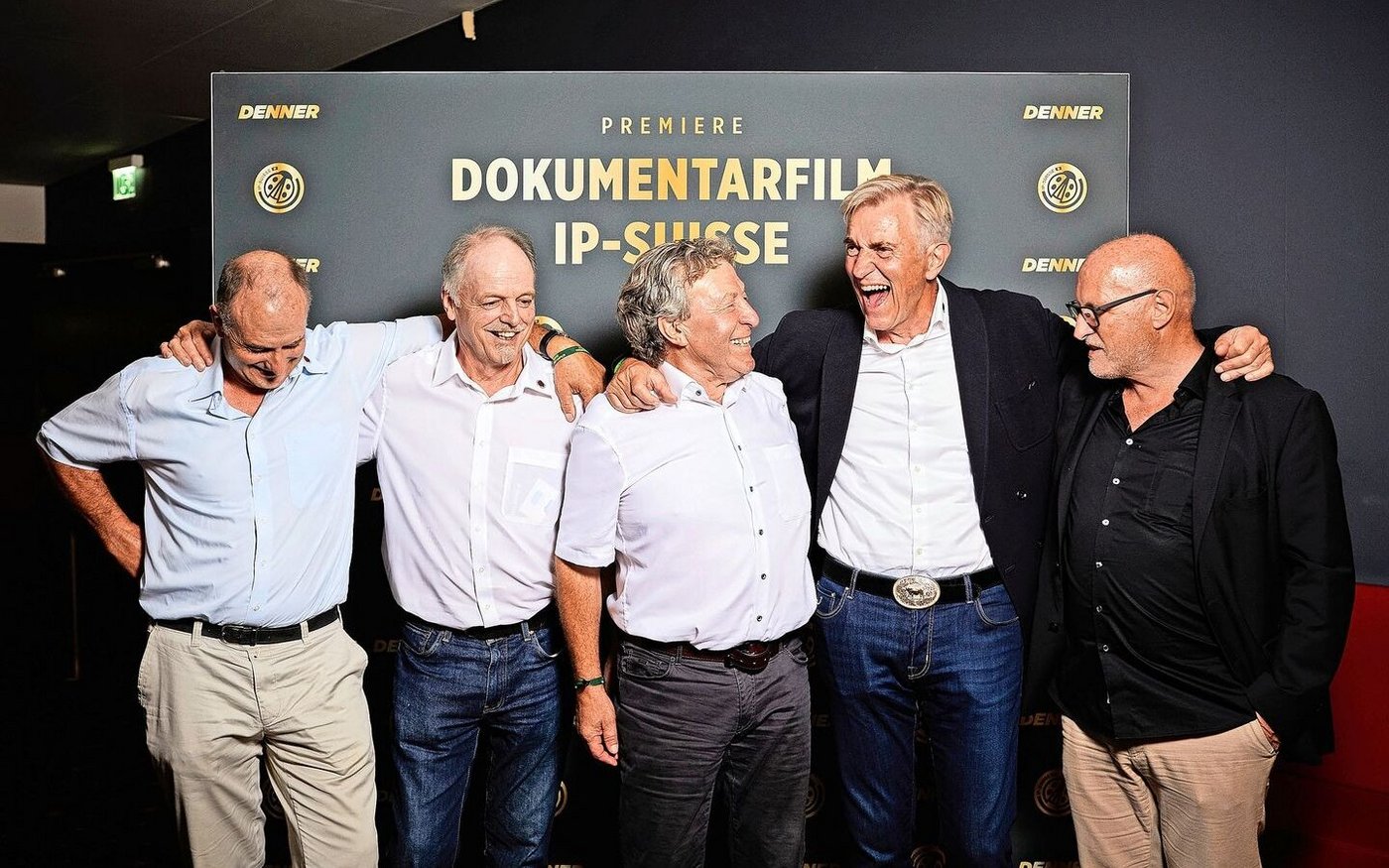 IP-Suisse-Gründer und Freunde fürs Leben: (v. l. n. r.) Ruedi Weber, Heinz Schwab, Andreas Stalder, Daniel Niklaus und Fritz Rothen. Hier in Zürich anlässlich der Premiere des IP-Suisse-Dokumentarfilms von Grazia Grassi und Denner.