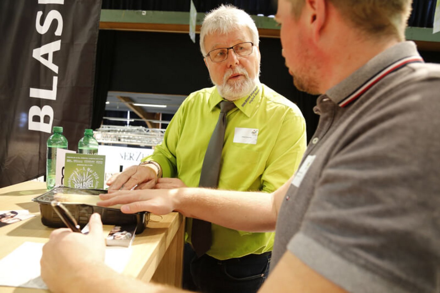 Auch Spargeln zweiter Klasse können zu einer Delikatesse verkocht werden. Sie seien sogar zu Schade, um nur als Beilage verwendet zu werden, ist der Seeländer Spargelproduzent überzeugt. (Bild mg) 
