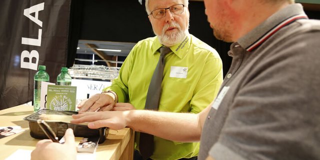 Auch Spargeln zweiter Klasse können zu einer Delikatesse verkocht werden. Sie seien sogar zu Schade, um nur als Beilage verwendet zu werden, ist der Seeländer Spargelproduzent überzeugt. (Bild mg) 