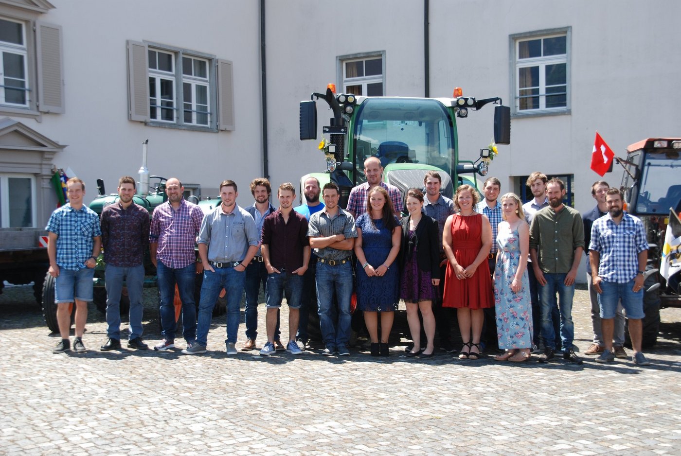 Sie haben bereits eine Berufslehre abgeschlossen und sind in der Zweitausbildung Landwirte geworden. (Bild: Vrena Crameri)
