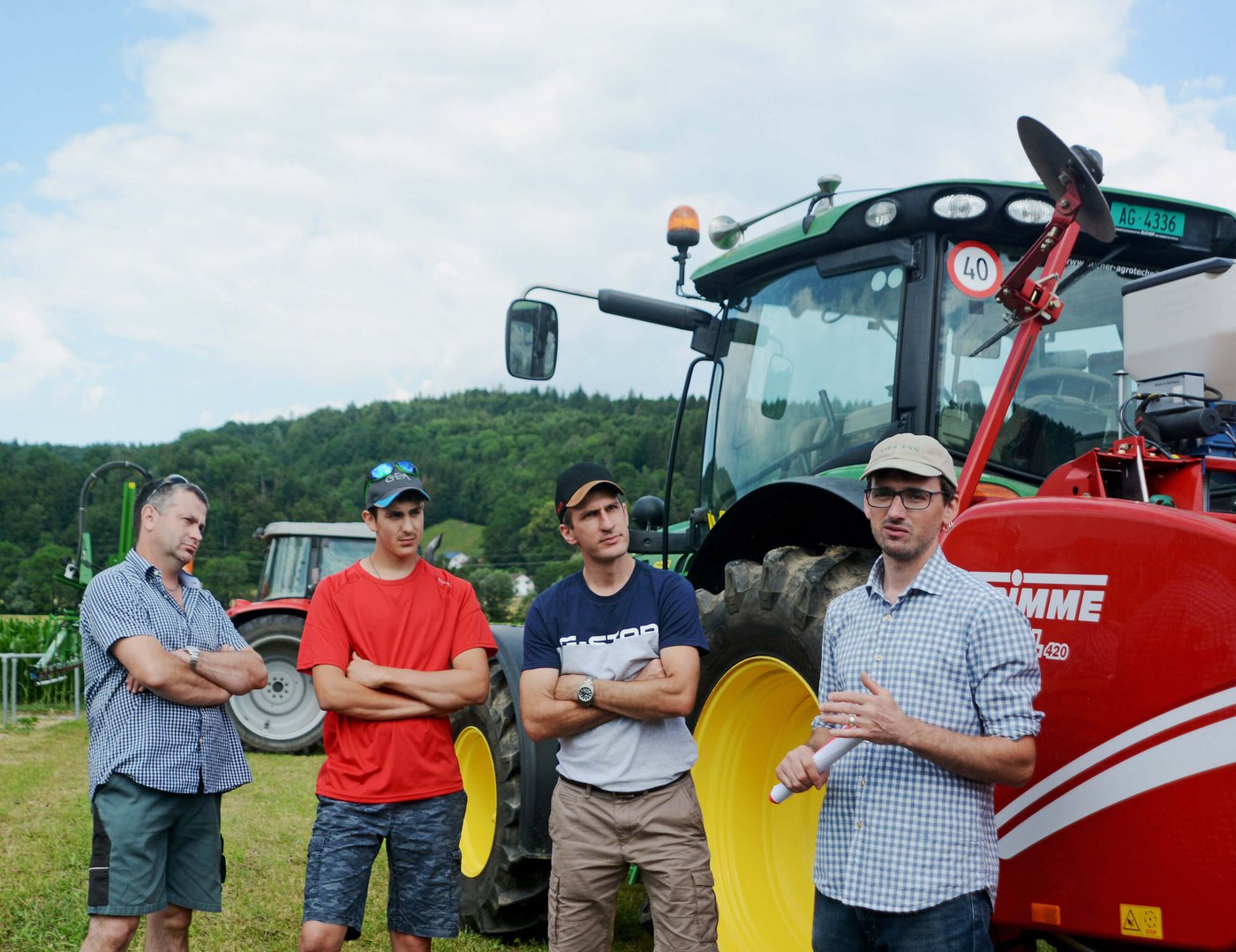 (v.r.) Thomas Hufschmid, Lehrer und Berater am LZ Liebegg, Raphael Müller, Kartoffel-Landwirt und Lohnunternehmer, (ganz links) Hansjörg Haller, Betriebsleiter des Landwirtschafts- und Versuchsbetriebs Liebegg.