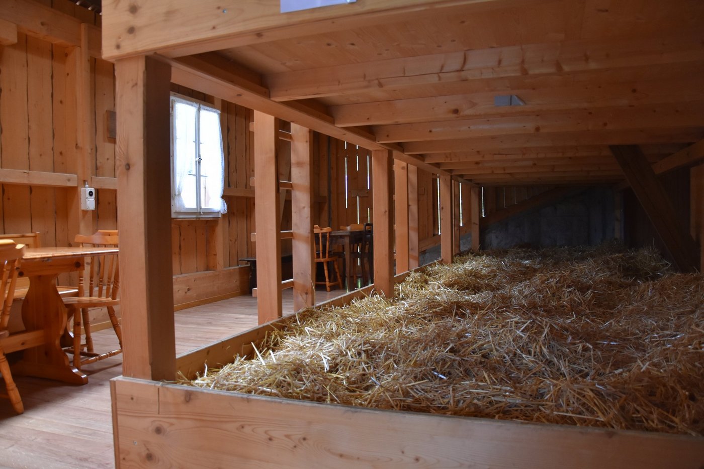 Das Strohlager auf dem Hof der Familie Wyss ist tief eingestreut. Auf dem weichen Stroh kann man eine gemütliche Nacht verbringen. (Bild Lisa McKenna)