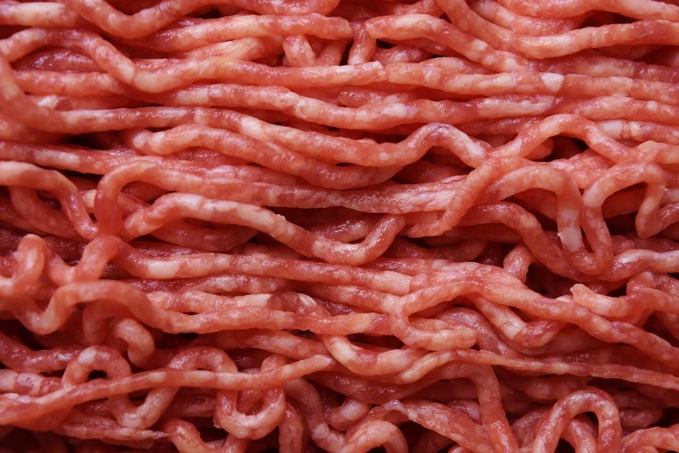 Bei Lidl gibt es neben Bratwurst, Hamburger, Koteletts und Plätzli auch Hackfleisch aus Schweizer Kalbfleisch. (Symbolbild Pixabay)