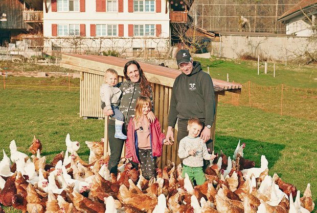 Der «Hubelbauer» und seine Familie: Martin Bernhard und Nadine Strub mit ihren Kindern Laurent, Eliane und Charles (v. l. n. r.). Seit 2021 werden auf dem Hubel nicht nur Mutterkühe, sondern auch Hühner gehalten. (Bild zVg)