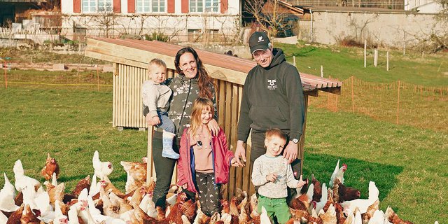 Der «Hubelbauer» und seine Familie: Martin Bernhard und Nadine Strub mit ihren Kindern Laurent, Eliane und Charles (v. l. n. r.). Seit 2021 werden auf dem Hubel nicht nur Mutterkühe, sondern auch Hühner gehalten. (Bild zVg)