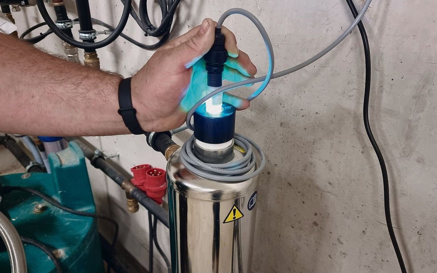 Die UV-Lampe läuft mit 40 Watt und muss einmal im Jahr erneuert werden. Betreiben kann man die Anlage mit einem Notstromaggregat.