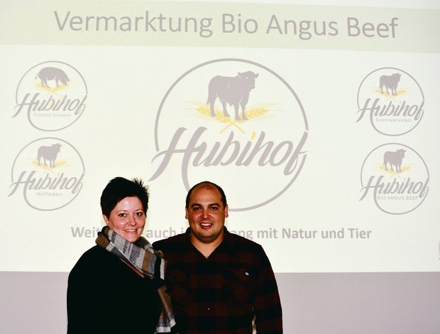 Erika und Christoph Gehrig vom Hubihof: Sie stellten ihr innovatives Bio-Angus-Beef-Vermarktungskonzept vor.(Bild Erika Lüscher)