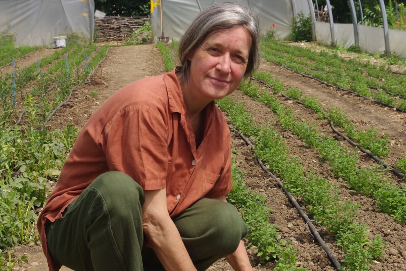Ursula Hofmann betreut die Setzlingsanzucht (Foto: Alexandra von Ascheraden)
