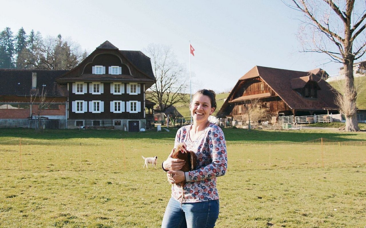 Donata Kurmann lebt ihren Traum. Zusammen mit ihrem Mann André, ihren Kindern und ihren Hühnern wohnt und arbeitet sie heute zufrieden auf dem Hof Feld. 