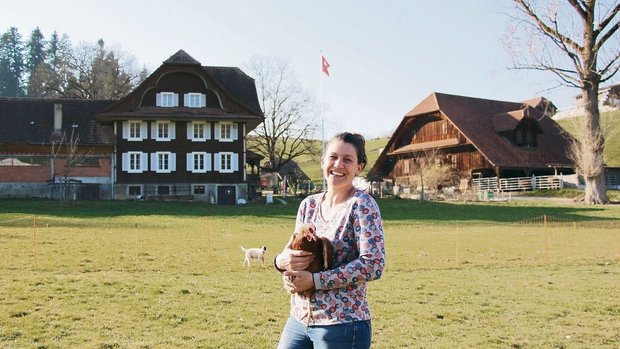 Donata Kurmann lebt ihren Traum. Zusammen mit ihrem Mann André, ihren Kindern und ihren Hühnern wohnt und arbeitet sie heute zufrieden auf dem Hof Feld. 