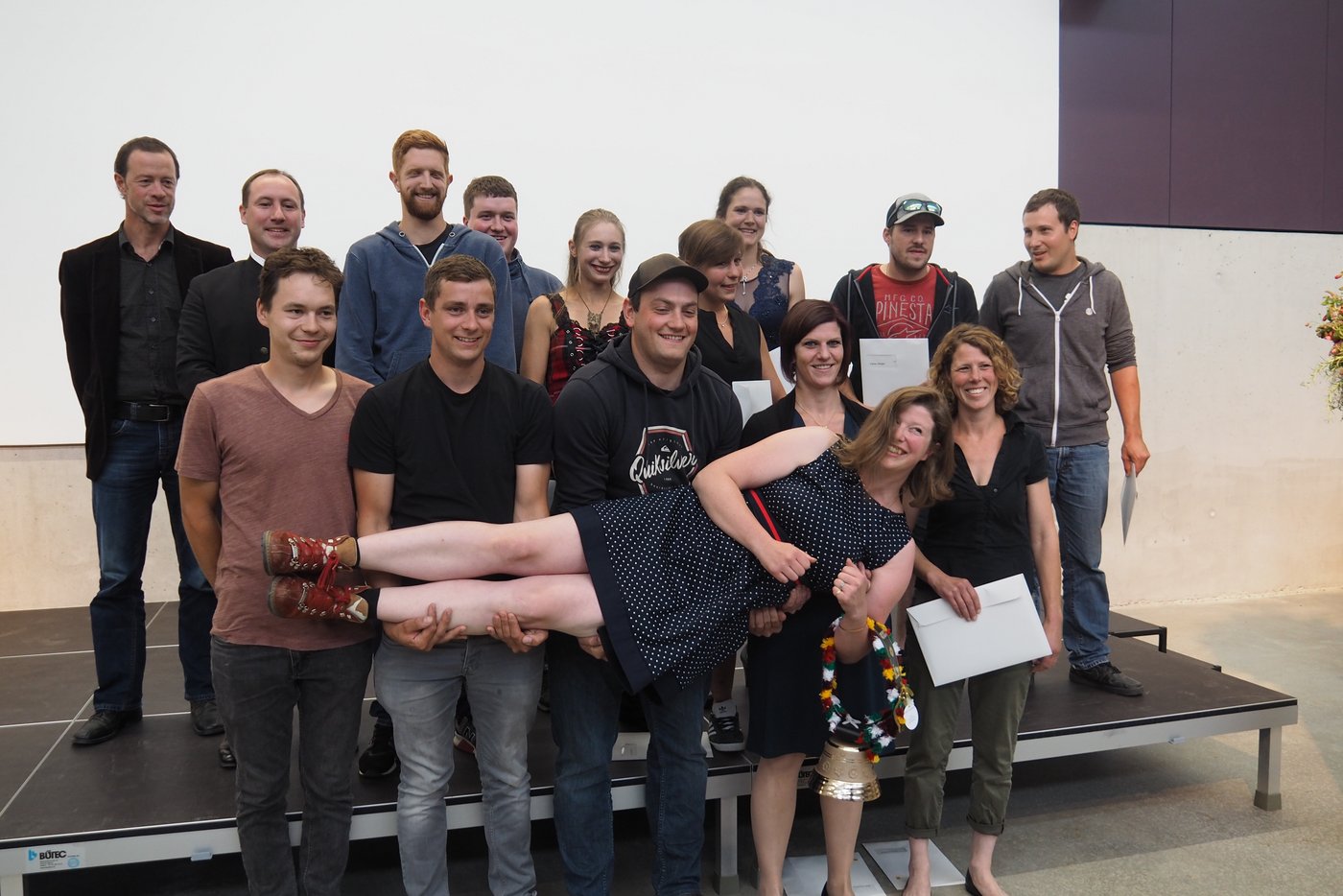 Sie haben sich für die berufsbegleitende Ausbildung zum Landwirt beziehungsweise zur Landwirtin EFZ entschieden und feiern Martina Guyer. Sie kann den besten Abschluss vorweisen.