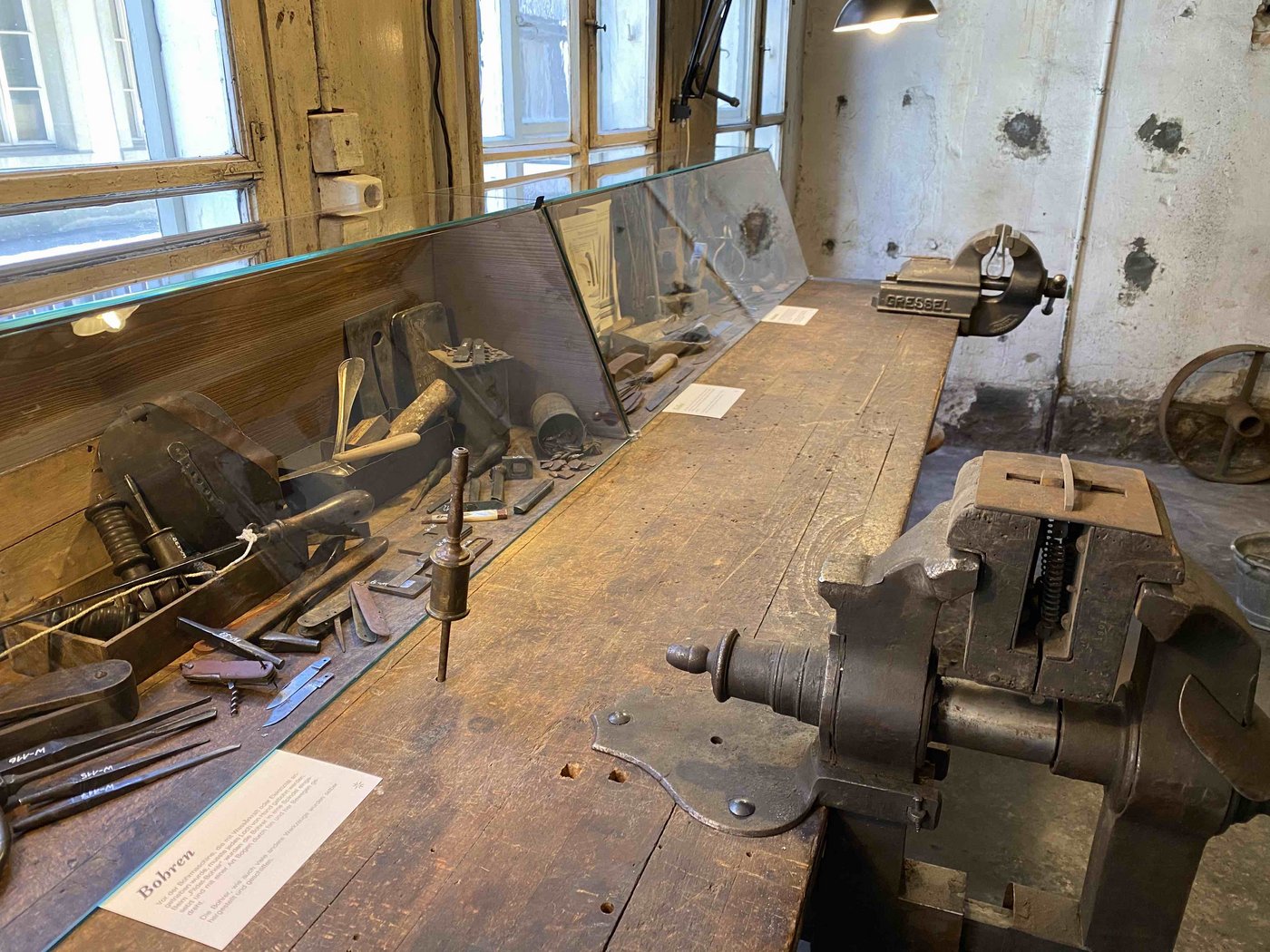 Die alten Maschinen wurden von Hand oder über Umlenkungen durch den nahen Bach betrieben. 