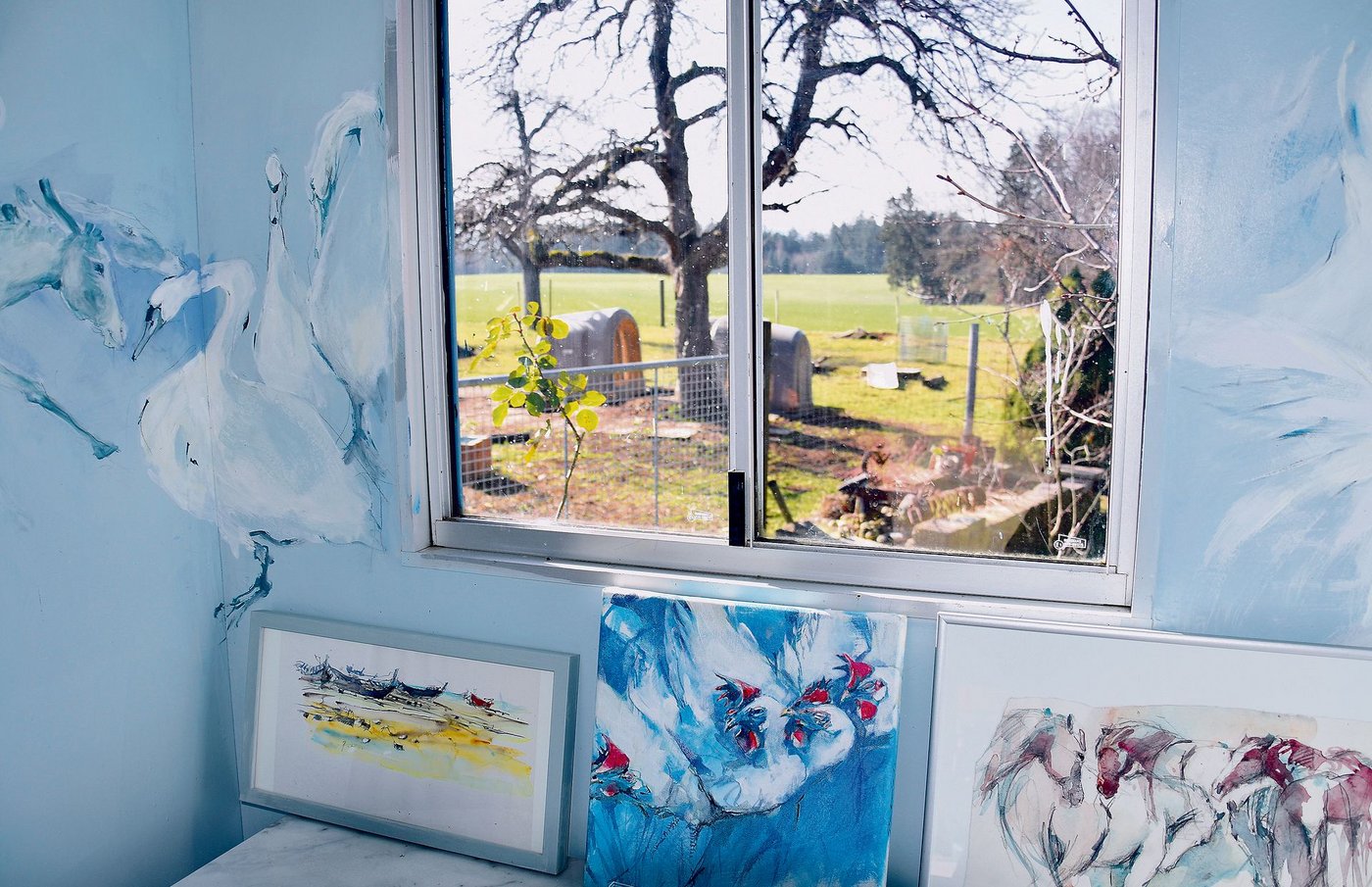 Der Bauwagen vor der Schafweide dient als Ausstellungsort für ihre «petits formats». (Bild BauernZeitung/sjh)