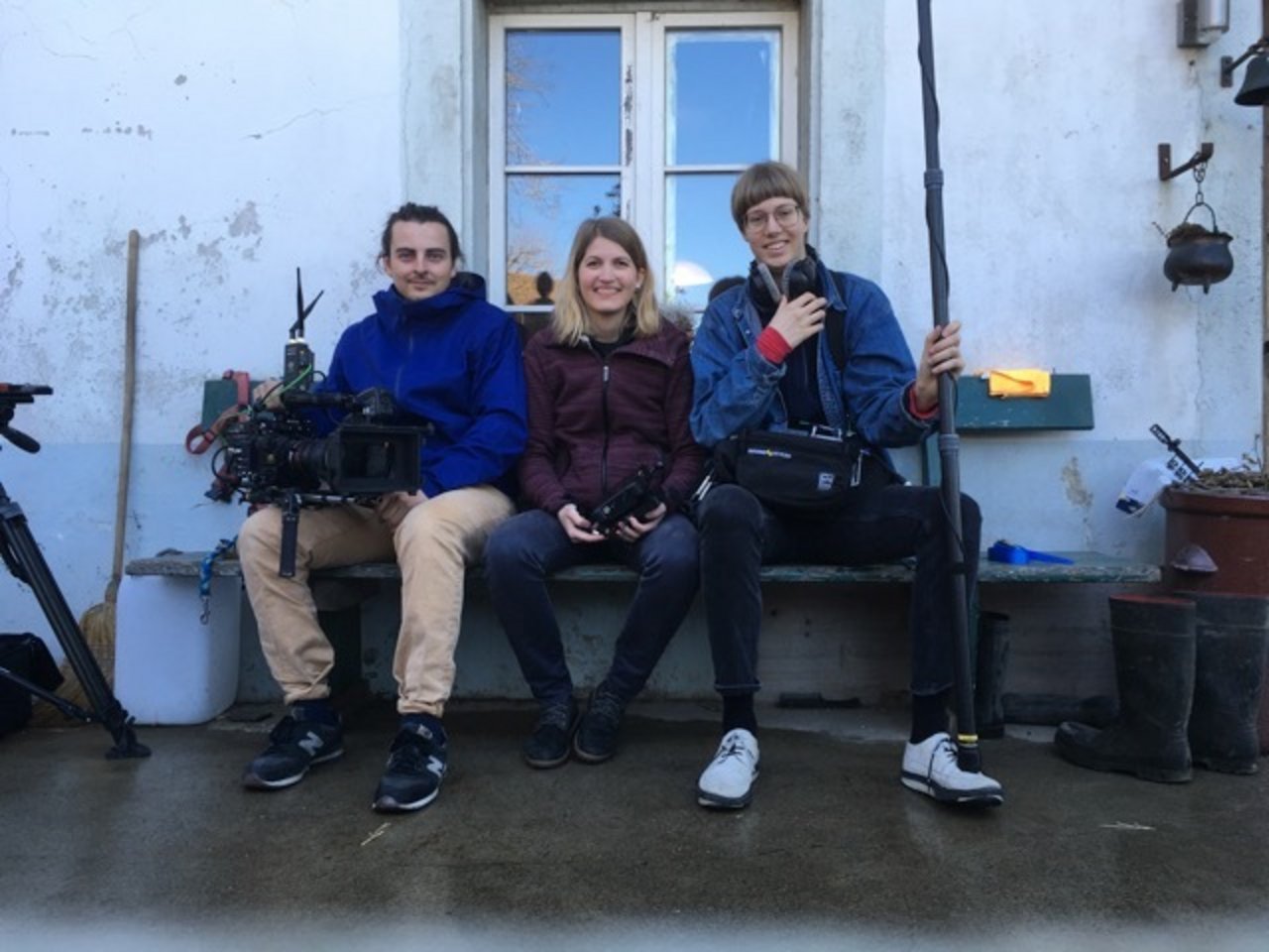 Das Filmteam: Kameramann Robin Füglistaller (v.l.n.r.), Regisseurin Nadine Widmer, für den Ton war Kathleen Moser verantwortlich. (Bild zVg)