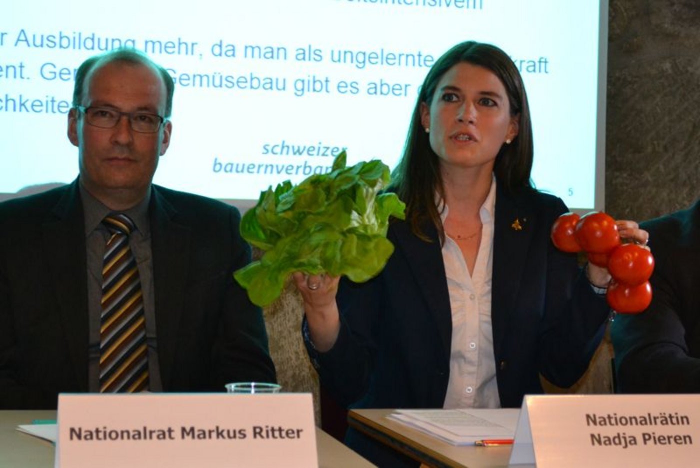 SBV-Präsident und Nationalrat Markus Ritter (links) und Nationalrätin Nadja Pieren sehen zahlreiche Gemüsebetriebe durch eine Annahme der Mindestlohninitiative gefährdet. (Bild: jsc)