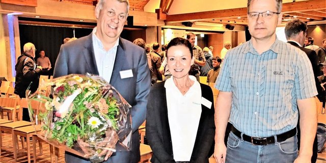 Der scheidende Verwaltungsratspräsident Viktor Häfeli (links) mit der neuen Geschäftsführerin Corina Amedieck und dem neuen VR-Präsidenten Konrad Nötzli.