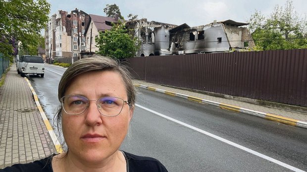 «Wie in der Apokalypse»: Natalia Politova vor dem zerstörten Haus ihrer Familie in Irpin (hinter dem Zaun). 