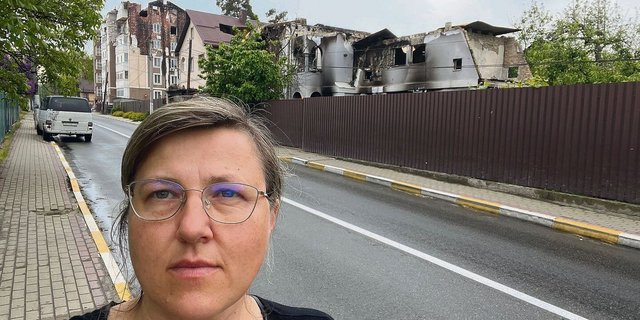 «Wie in der Apokalypse»: Natalia Politova vor dem zerstörten Haus ihrer Familie in Irpin (hinter dem Zaun). 