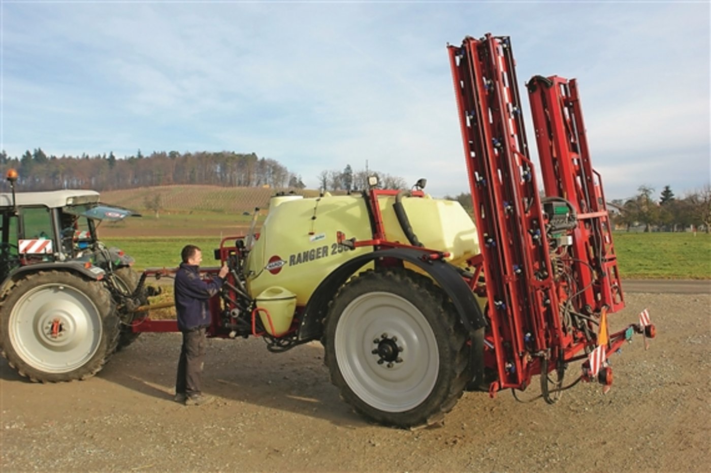 <p class="Bildlegende_Bildlegende_x05">Die Hardi Ranger 2500 mit 18m Arbeitsbreite ist mit einer kontinuierlichen Innenreinigung nachgerüstet worden. (Bild: Katharina Scheuner)</p>