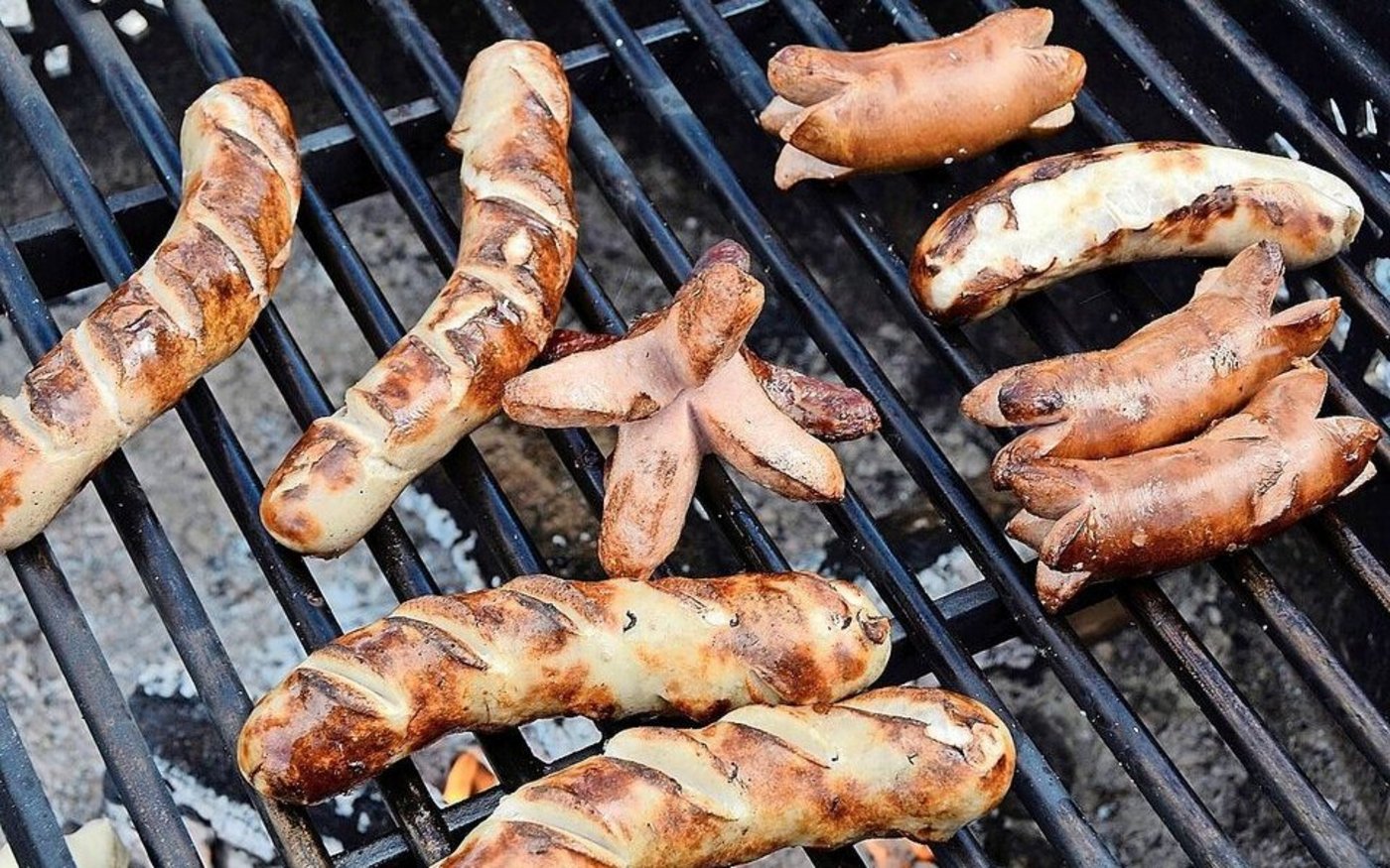 Im Zentrum der Grilladen steht der Cervelat. Viele verbinden damit sommerliche Kindheitserinnerungen.