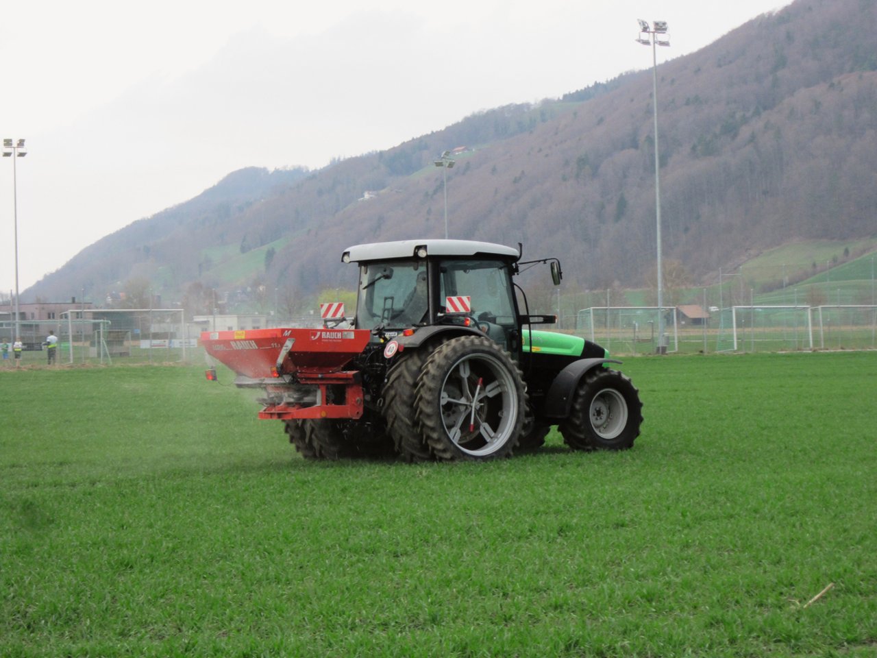 Während der Düngung wird bei Agroplus angezeigt, wie viel Stickstoff und Phosphor der Betrieb gemäss Suisse Bilanz noch einsetzen darf. Bild: BauZ/Jasmine Baumann