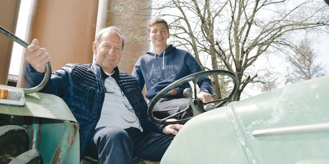 Zwischen ihnen liegen 50 Jahre Agrargeschichte: Vital Anderhub am Steuer des alten Kramer und Elias Arnold auf dessen Lehrbetrieb in Büron.(Bild Armin Emmenegger)