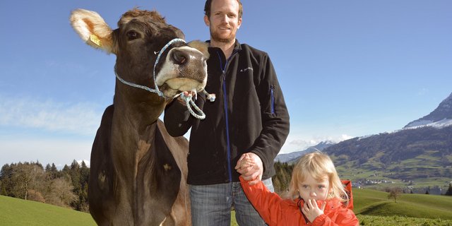 Roman Zimmermann und Töchterchen Lea mit einer bald zehnjährigen, mittelrahmigen Huxoy-Tochter. (Bild Armin Emmenegger)