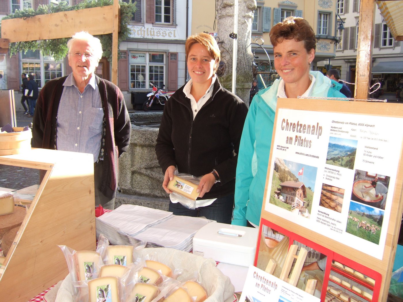Josef Wallimann, Chretzenalp OW, mit Schwiegertochter Claudia Wallimann (rechts) und Helferin Claudia Käslin, Nidwaldner Co-Bäuerinnenpräsidentin. (Bild Paul Küchler)