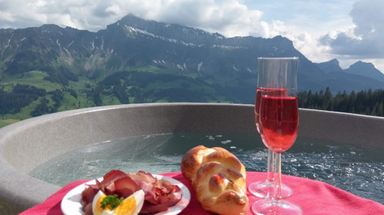Der Schottenhof Lochsitli bietet seinen Gästen einen Hot Pot mit wunderschöner Aussicht. (Bild: Schottenhof Lochsitli)